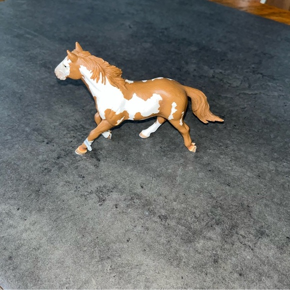 2006 Schleich Brown White Pinto Stallion 13616 Horse Farm Barn Animal Toy - Picture 1 of 5